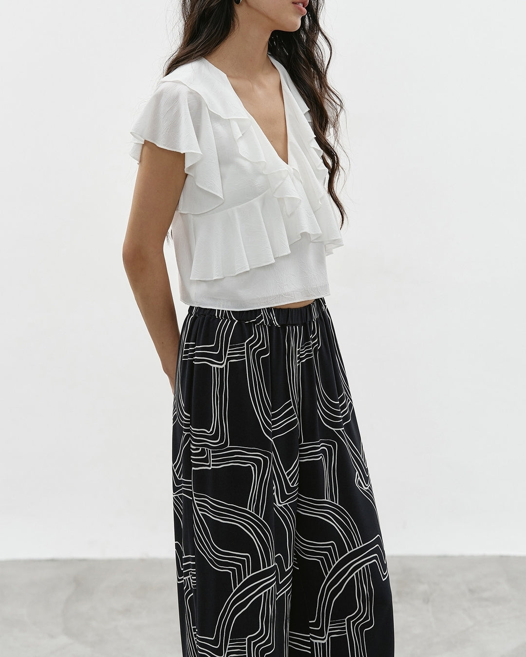 v-neck ruffled cropped blouse【NINE0335】