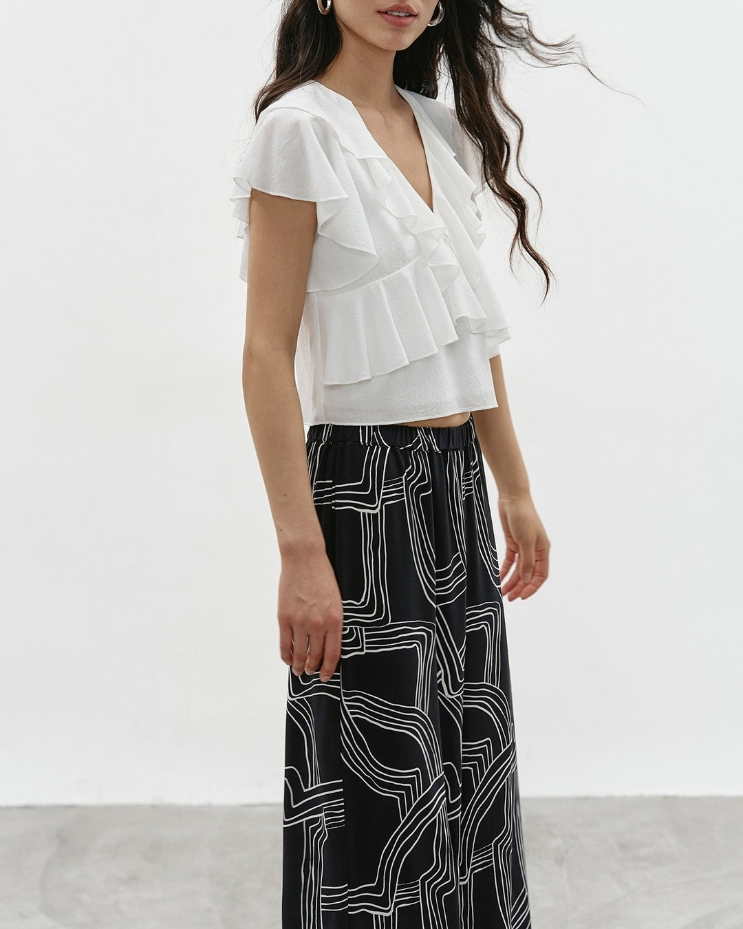 v-neck ruffled cropped blouse【NINE0335】